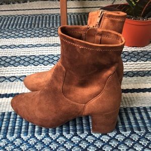 Brown suede booties with heel